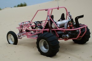 Багги в пустыне с соответственными колесами